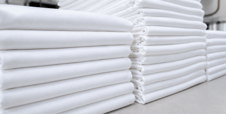 Linge blanc propre et détaché prêt à être livré