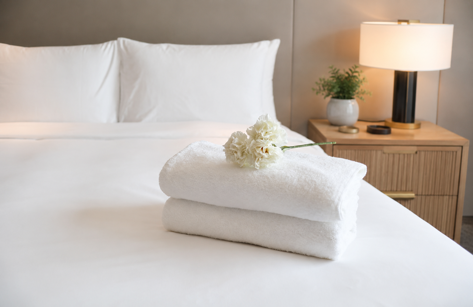 Kit de linge hôtelier plié et prêt à poser : draps, serviettes et housse de couette